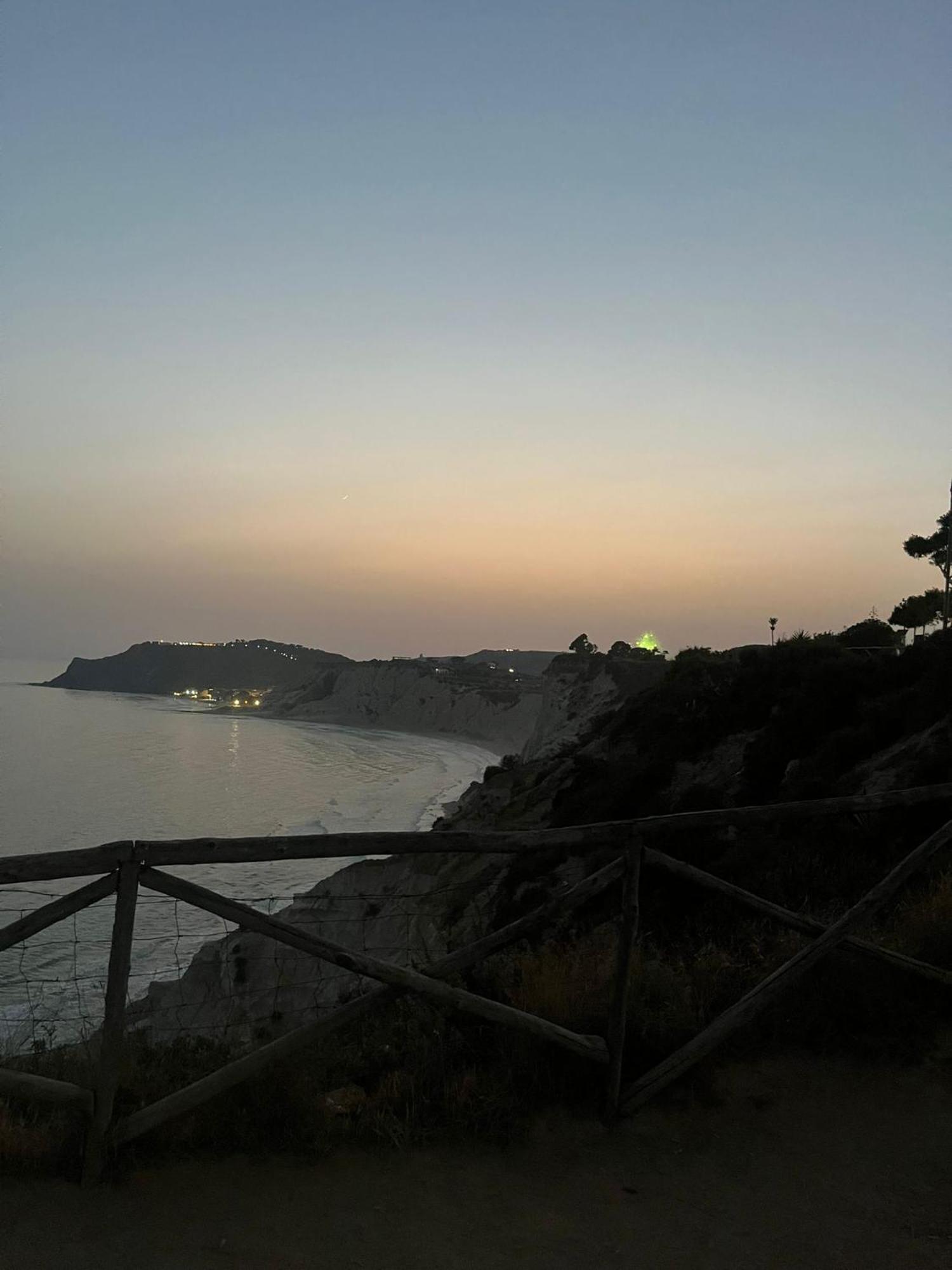 레알몬테 Al Faro B&B 외부 사진